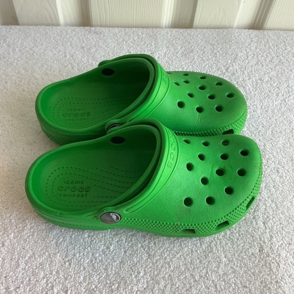CROCS Kids Vibrant Green Slippers - Picture 5 of 10